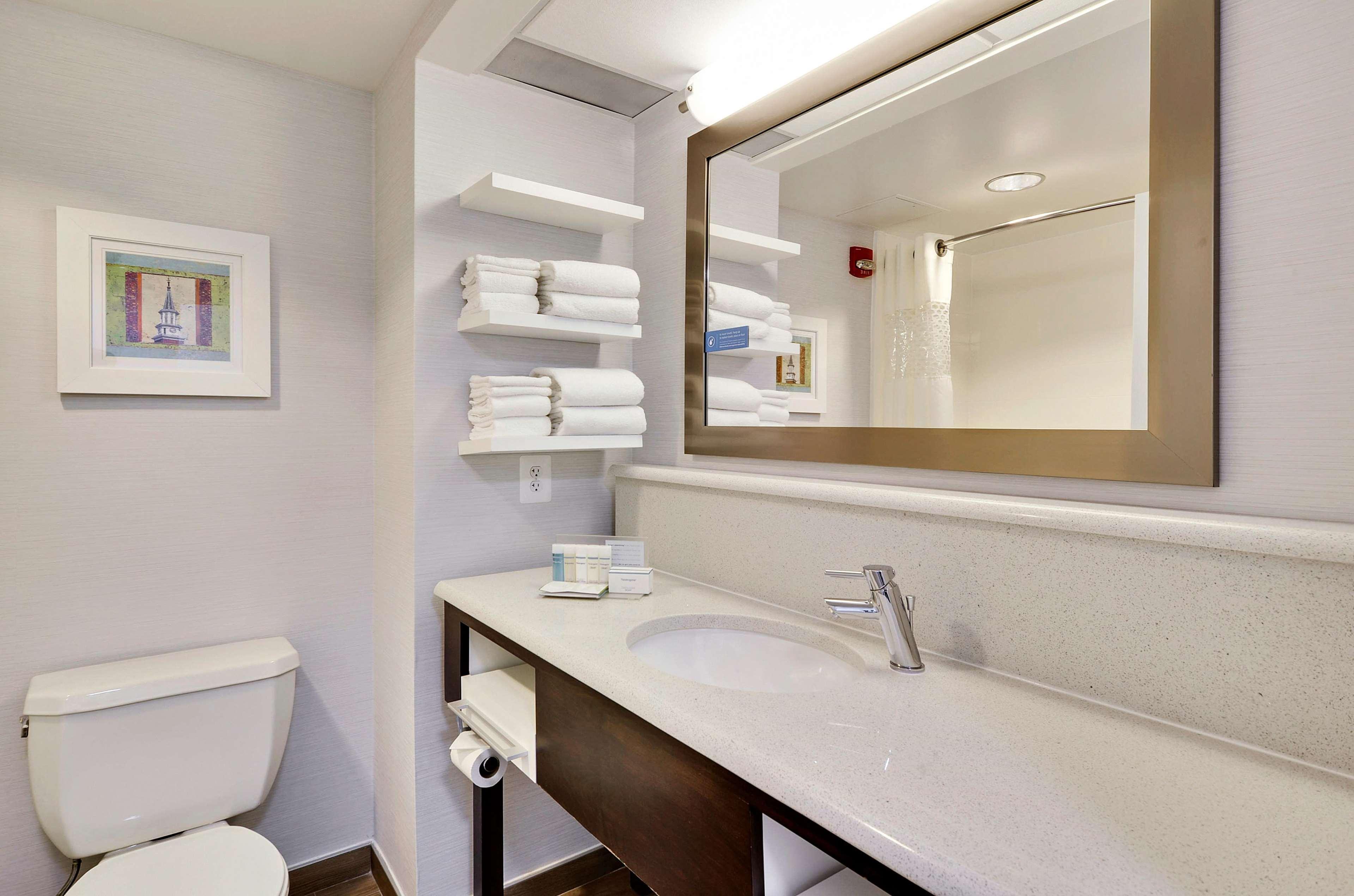 Hampton Inn Alexandria/Old Town Экстерьер фото