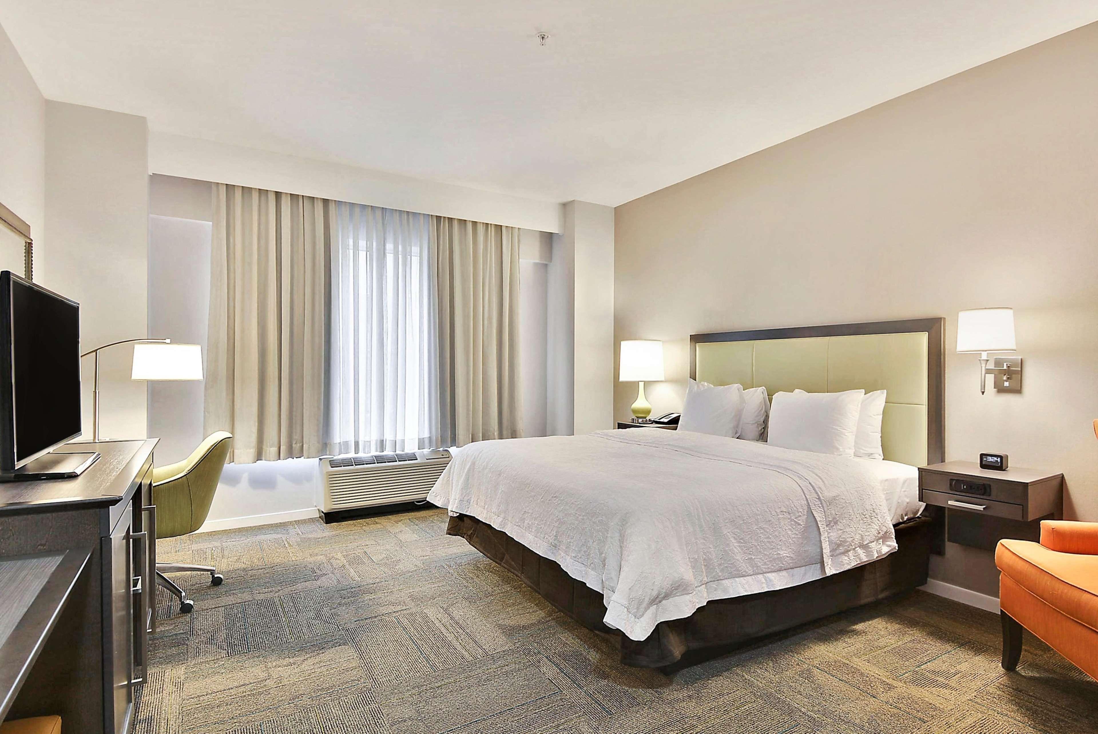 Hampton Inn Alexandria/Old Town Экстерьер фото