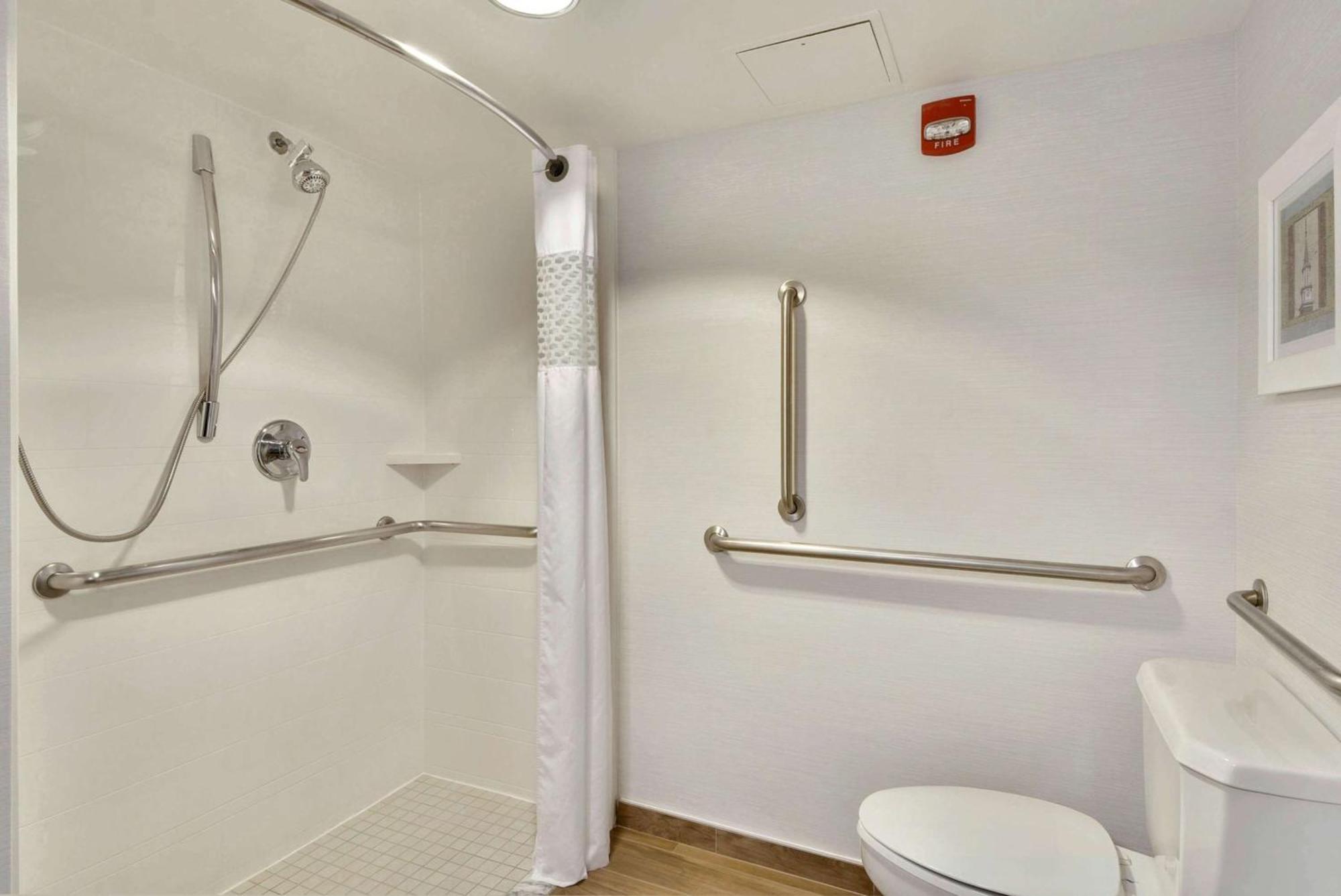 Hampton Inn Alexandria/Old Town Экстерьер фото
