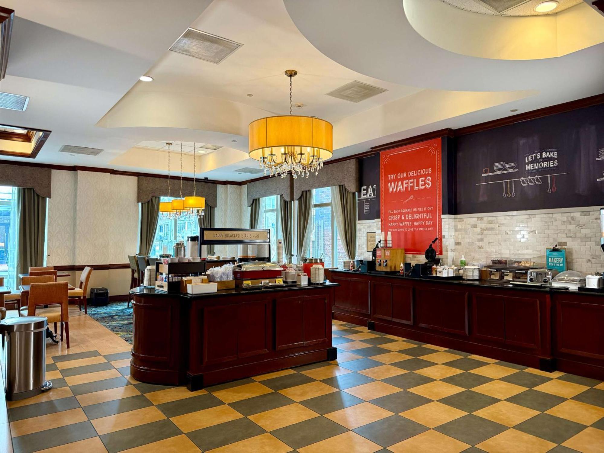 Hampton Inn Alexandria/Old Town Экстерьер фото